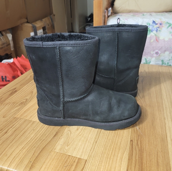 UGG CLASSIC WEATHER SHORT BLACK WATERPROOF GIRLS SIZE 1 BOOTS - Picture 4 of 7